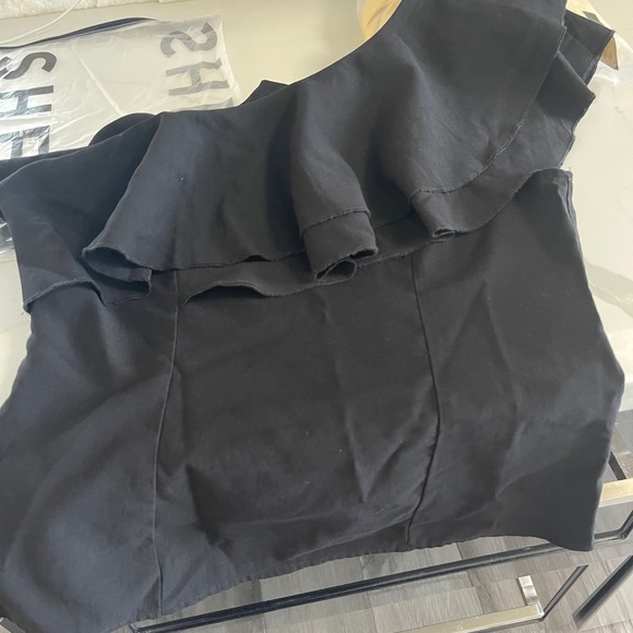 L Black Ruffle detail One Shoulder blouse top size Large cold shoulder black top - Picture 2 of 8